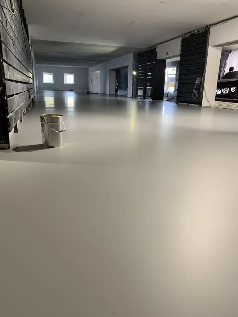 Epoksidinės liejamos grindys gamybinėse patalpose